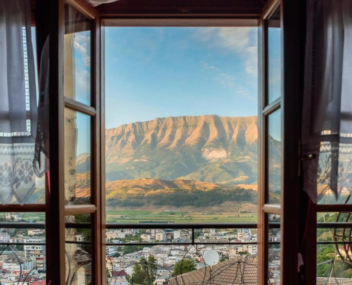 Guesthouse Hoxha Gjirokastër Bed and breakfast